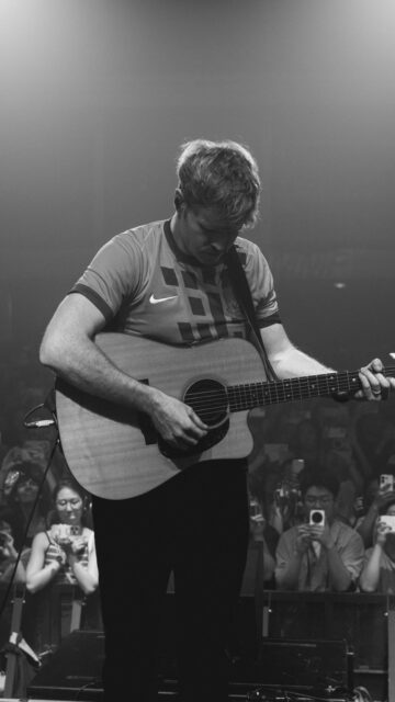 Beijing! Last night was such a special way to kick off the tour, thank you. Travelling so far away from home and hearing our songs sung back to us will never feel normal. None of this is lost on us x

📹: @thisiswolff
